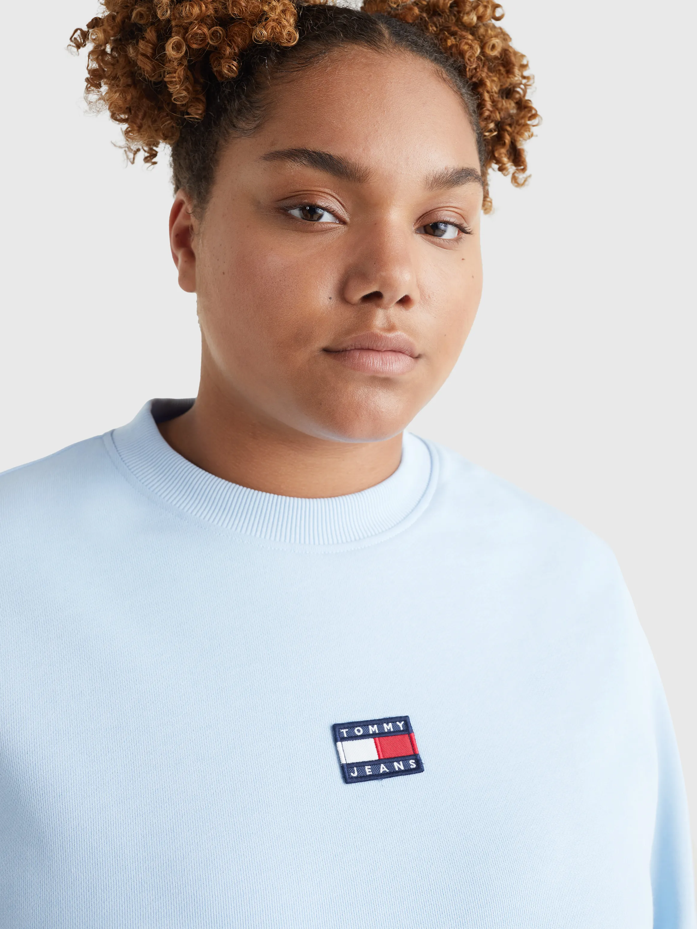 Curve Badge Cropped Drawstring Sweatshirt | Sweatshirts & Hoodies | Tommy Jeans