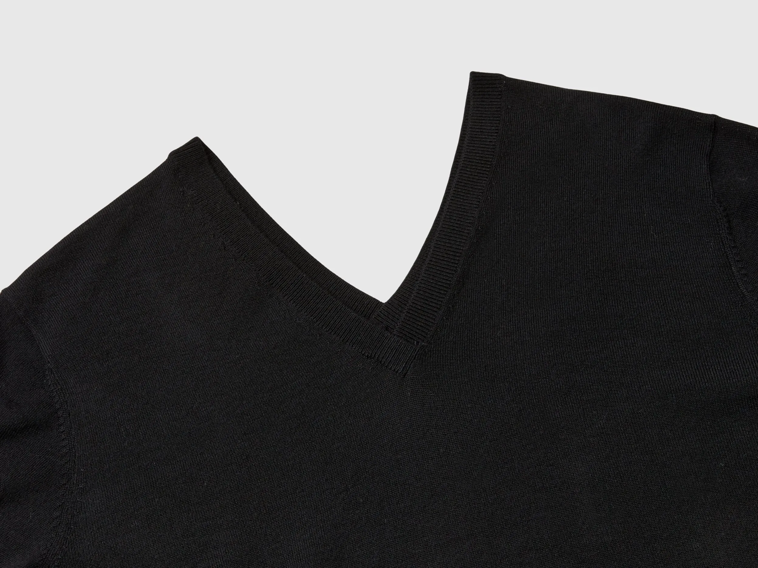 V-neck sweater in pure Merino wool - Black | Benetton