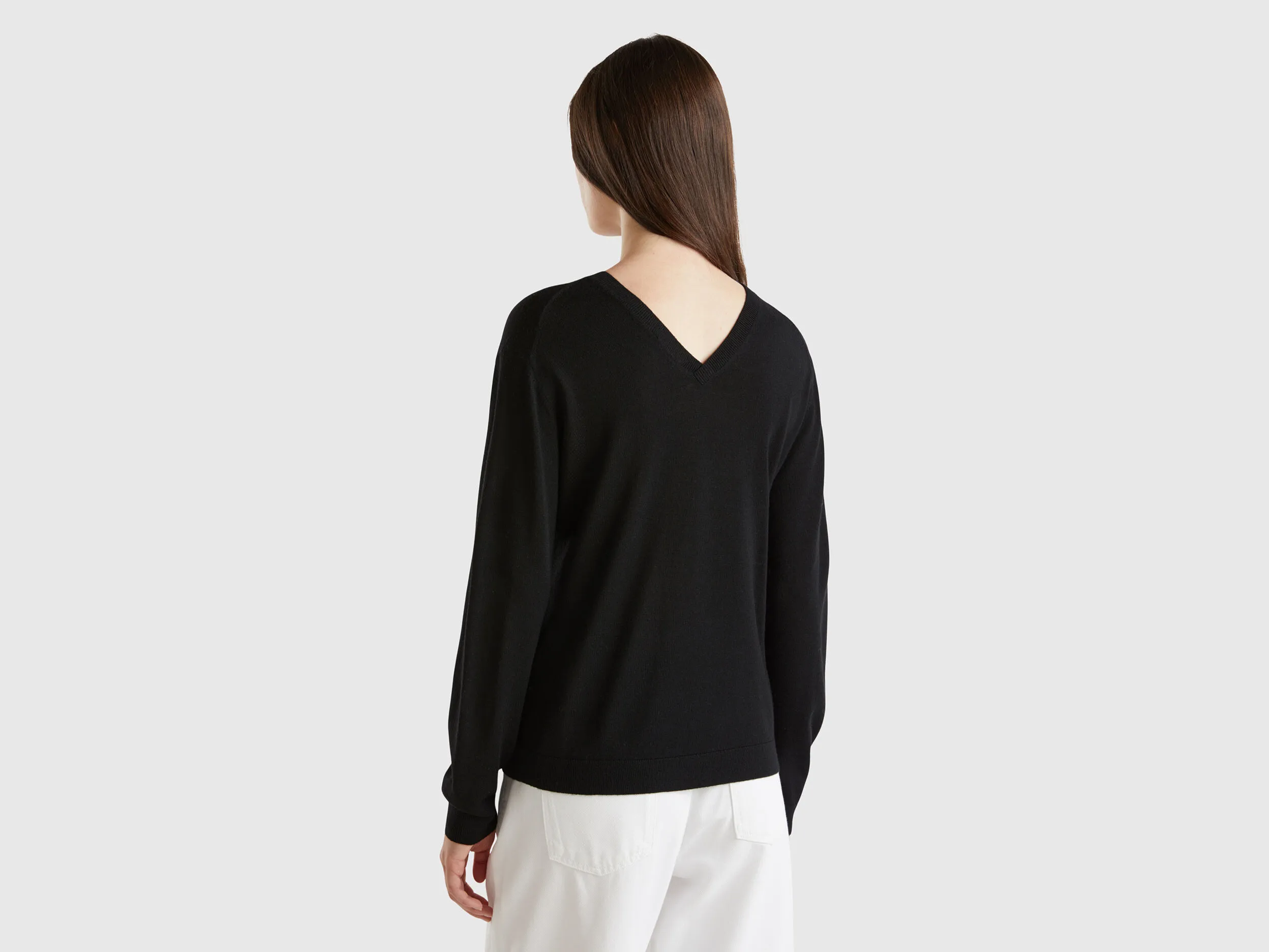 V-neck sweater in pure Merino wool - Black | Benetton